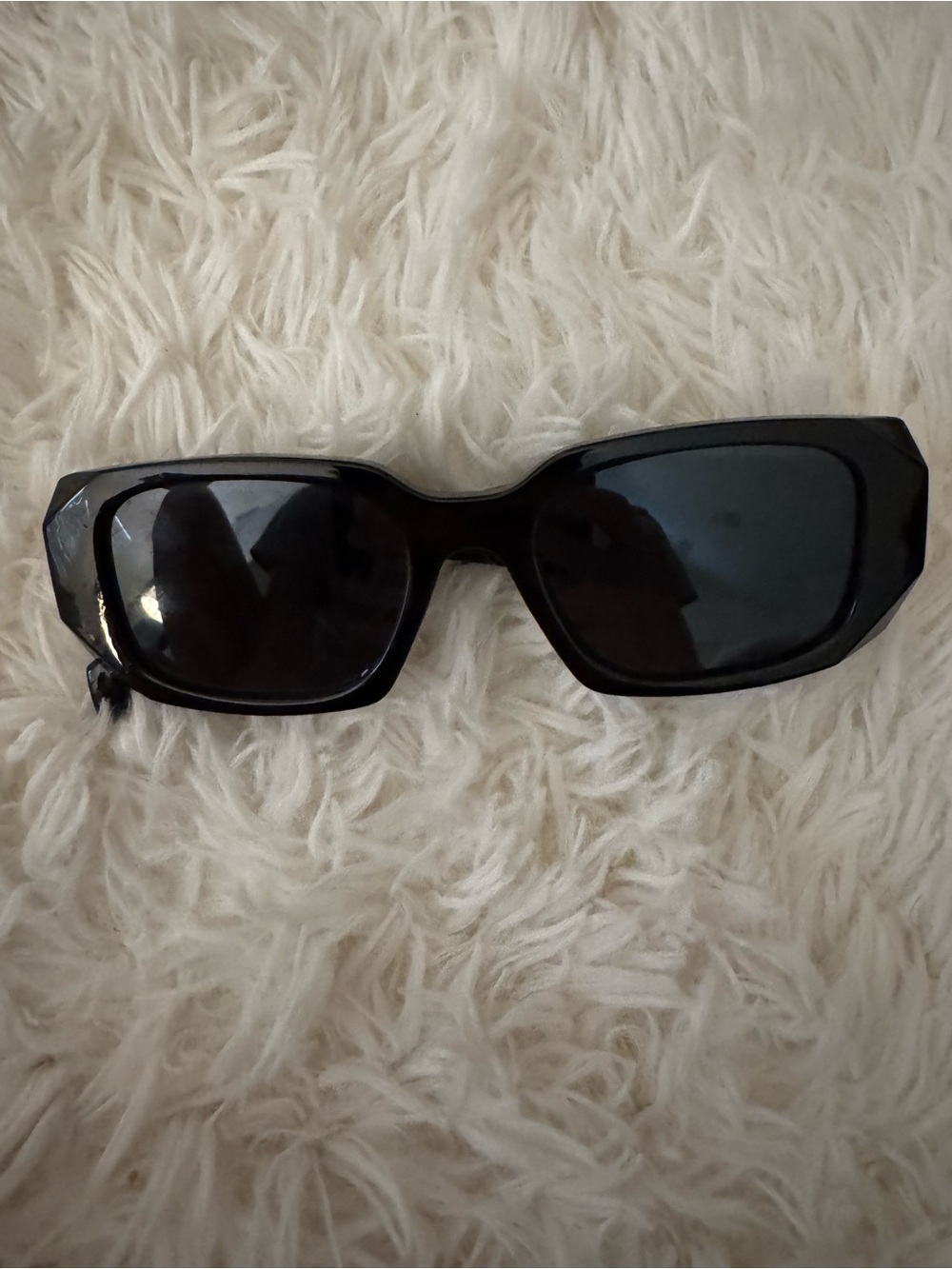 Amazon Essentials Black Angular Rectangular Sunglasses - Picture 1 of 2